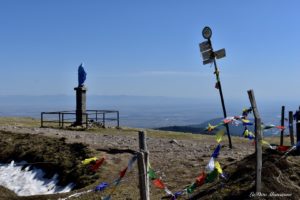 Arrivée au Petit Ballon (alt. 1272m). Vue sur l'Alsace et la ligne bleue des Vosges. Avec la Vierge Marie.