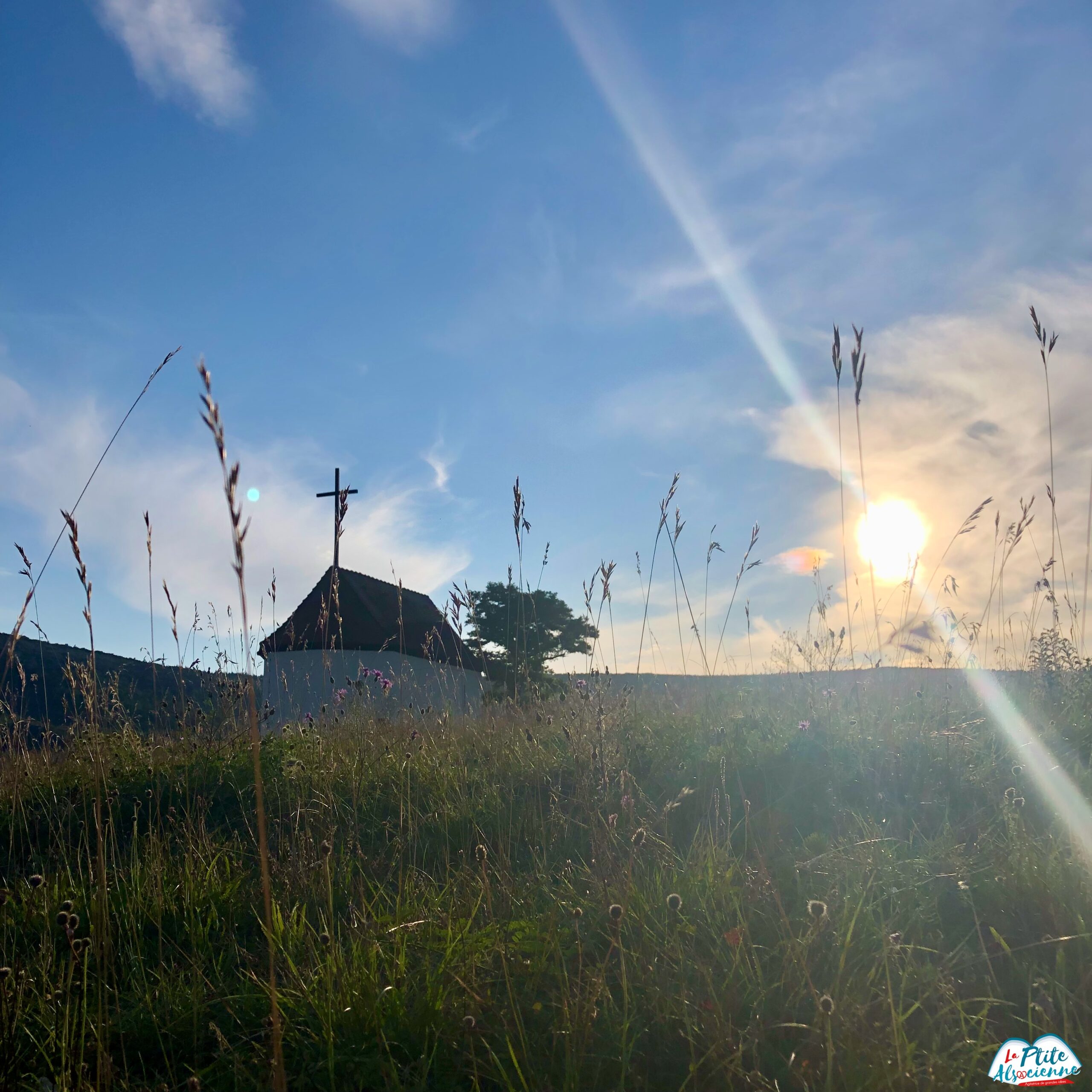 Coucher de Soleil au dessus de la chapelle du Bollenberg à Orschwihr. Haut-Lieu énergétique d'Alsace