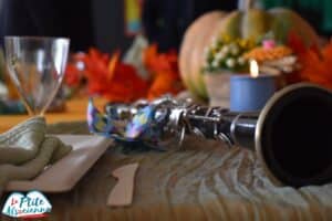 Souvenir du mariage d'un couple d'ami, ma clarinette, posée sur une table décorée aux couleurs automnales.