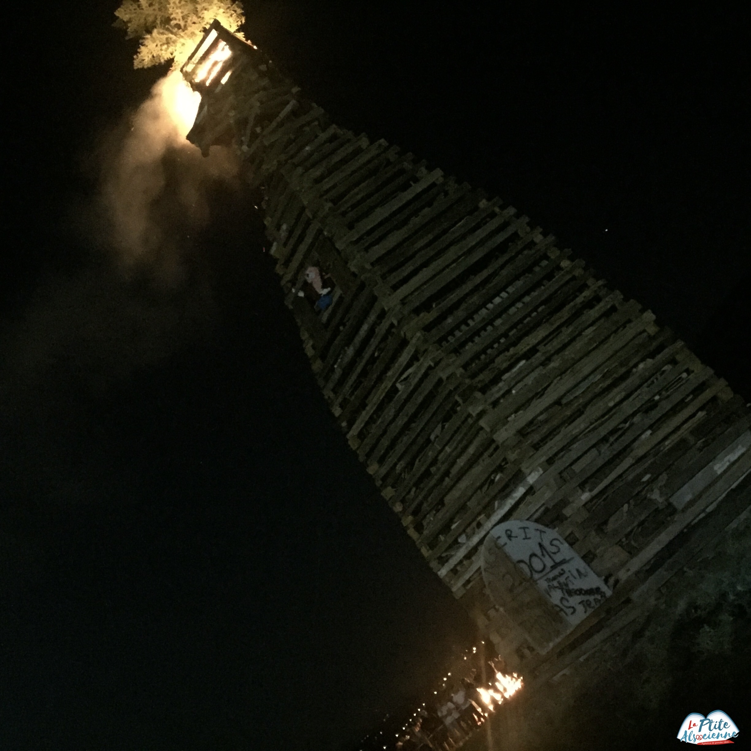 Feu de la Saint Jean, tour de bois qui brûle, lors du Haxafir 2019, au dessus de Orschwihr. Rendez-vous annuel pour faire la fête entre le 14 et le 15 août.