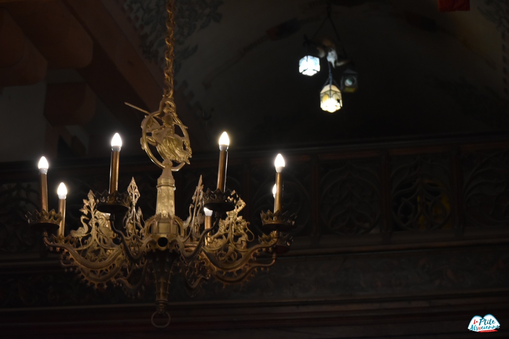 détail du lustre dans la salle de banquet du Kaiser Guillaume II au château du haut koenigsbourg 