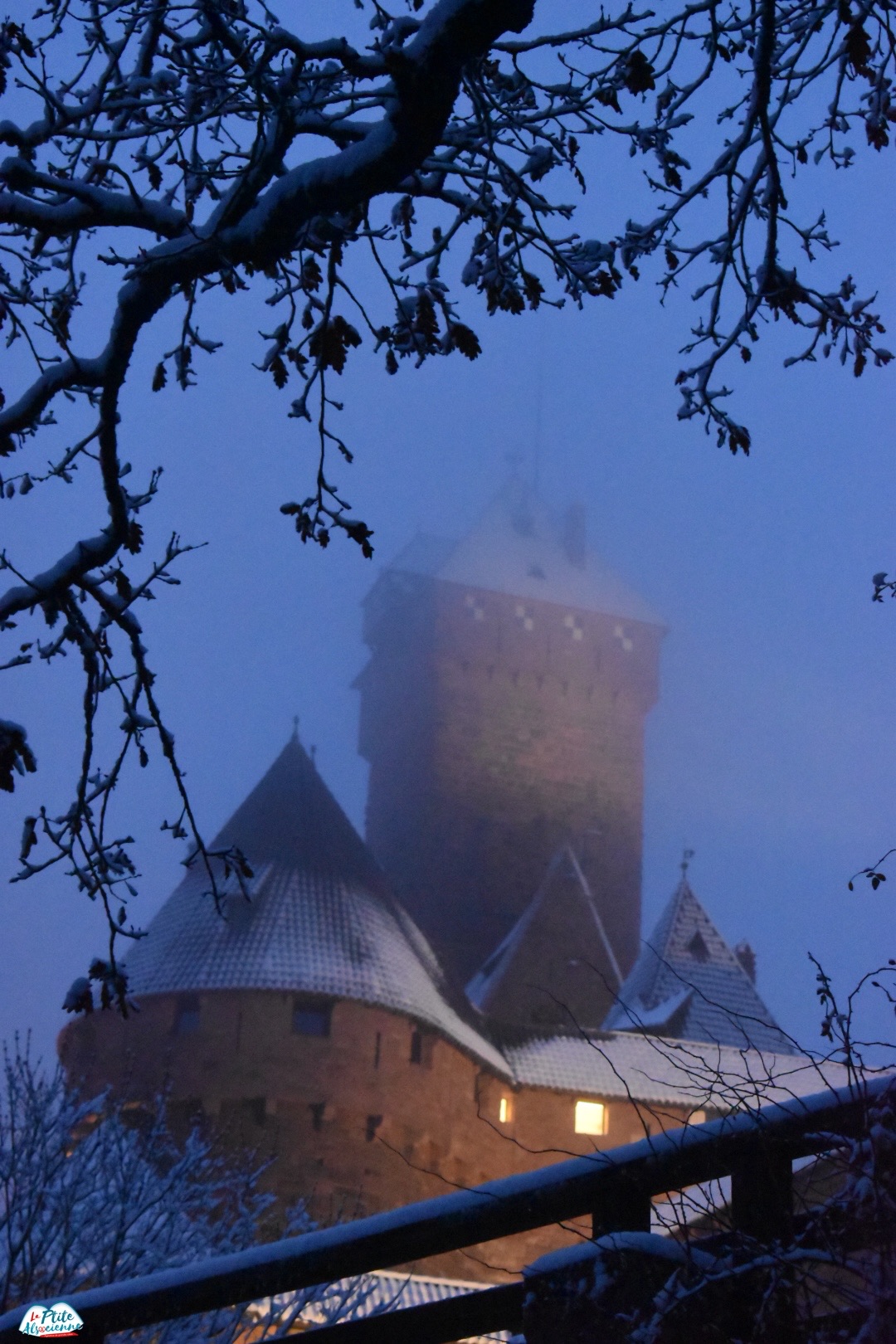 Donjon du Château du Haut Koenigsbourg entre neige, et brume, et nuit tombante 