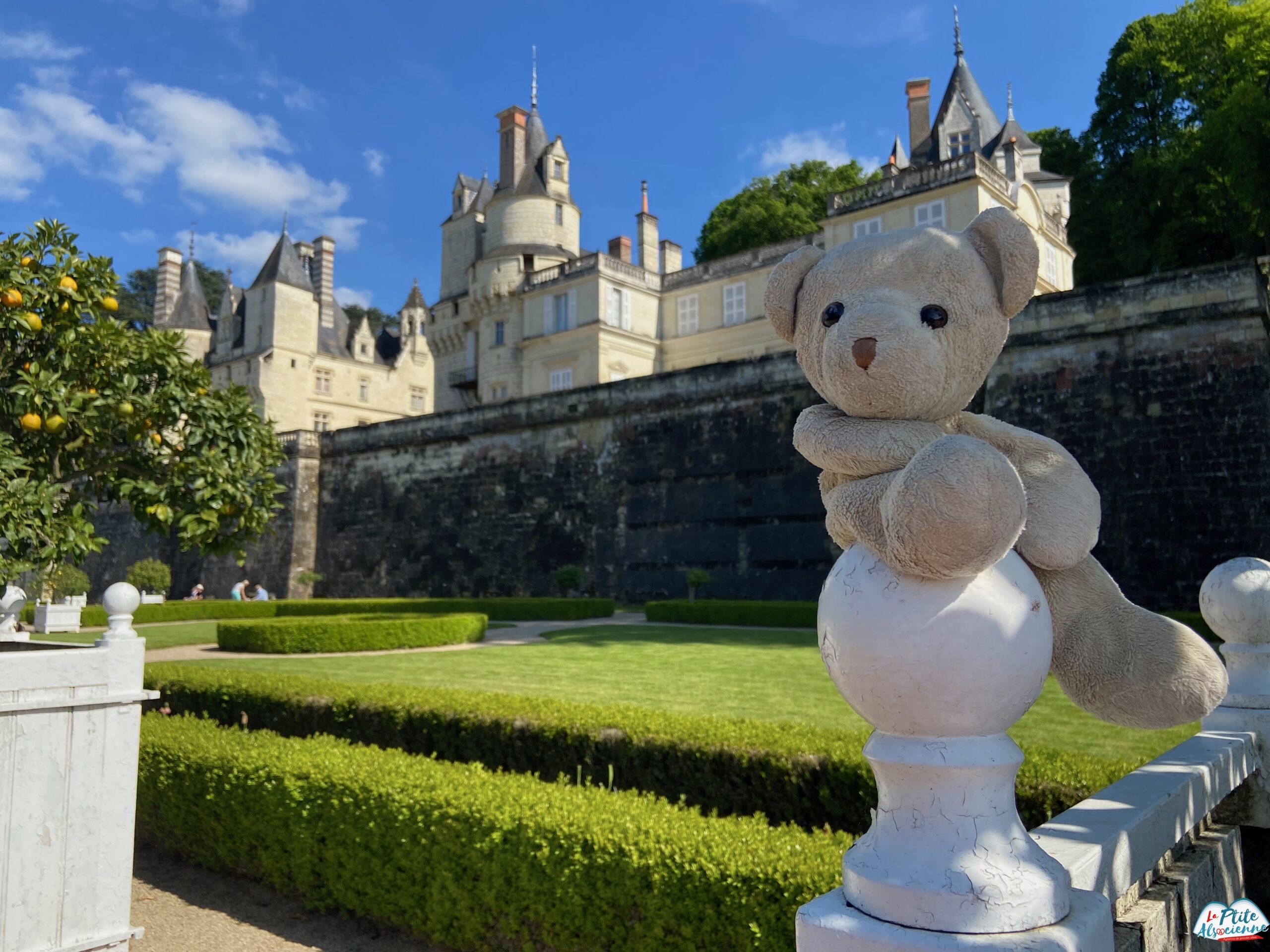 Doudou Sans Nom s'est pris pour le Prince Charmant du Château d'Ussé le temps d'une après-midi printanière avec sa princesse LaPtiteAlsacienne. 