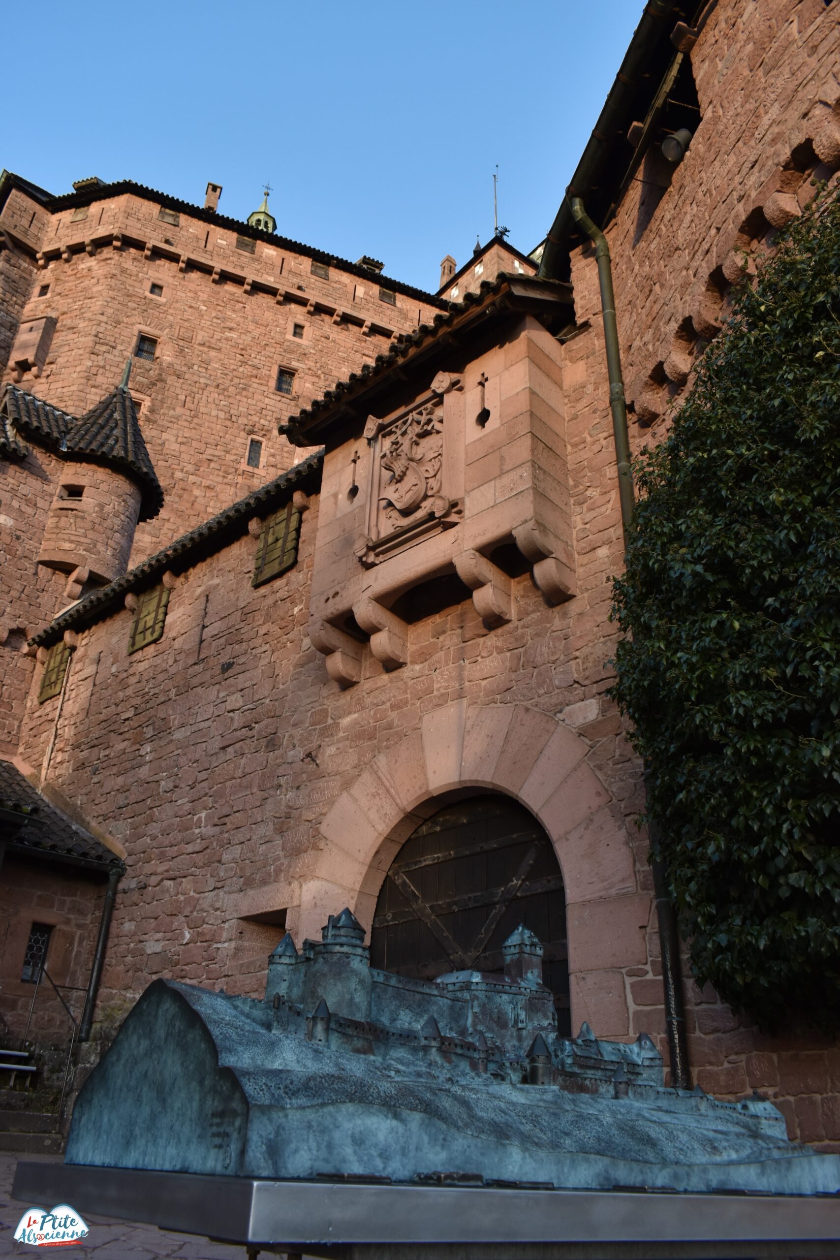 Entrée principale du Château du Haut-Koenigsbourg en hommage au Kaiser Guillaume II