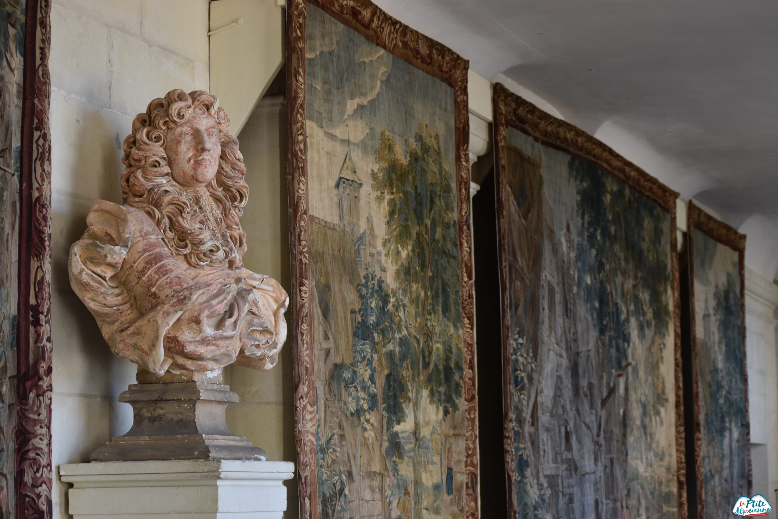 Galerie Centrale et la copie du Buste de Louis XIV. L'original est au Château de Versailles. - Photo by Cendrine Miesch dite LaPtiteAlsacienne - Mai 2024