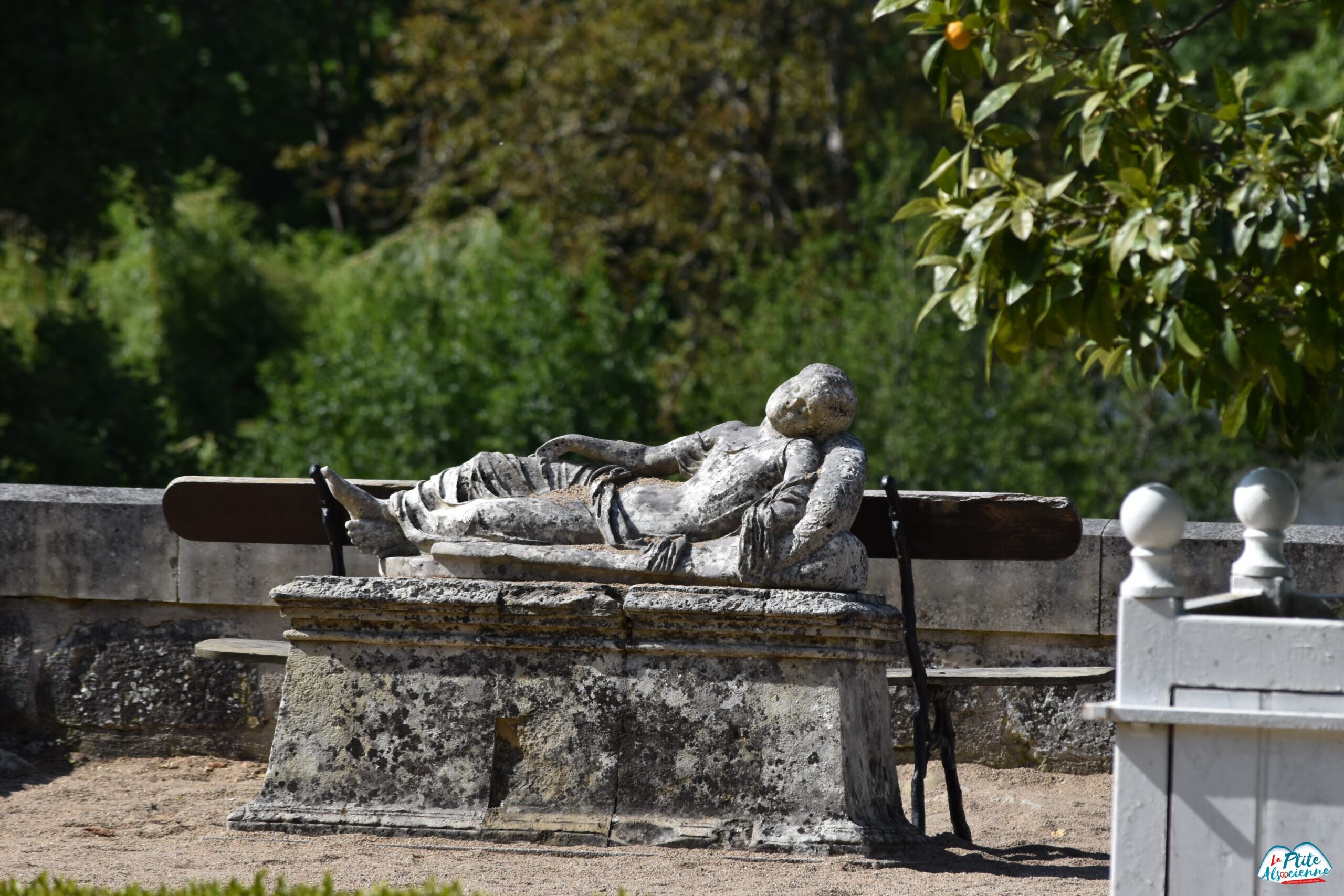 Est-ce que la Belle au Bois est toujours dormante dans le jardin du Château d'Ussé ? - Photo de Cendrine Miesch - Mai 2024