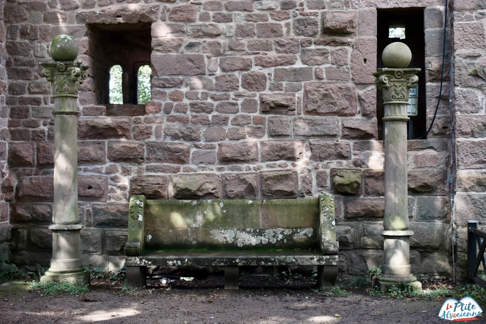 Banc en pierre dans le jardin intérieur du château du Haut Koenigsbourg