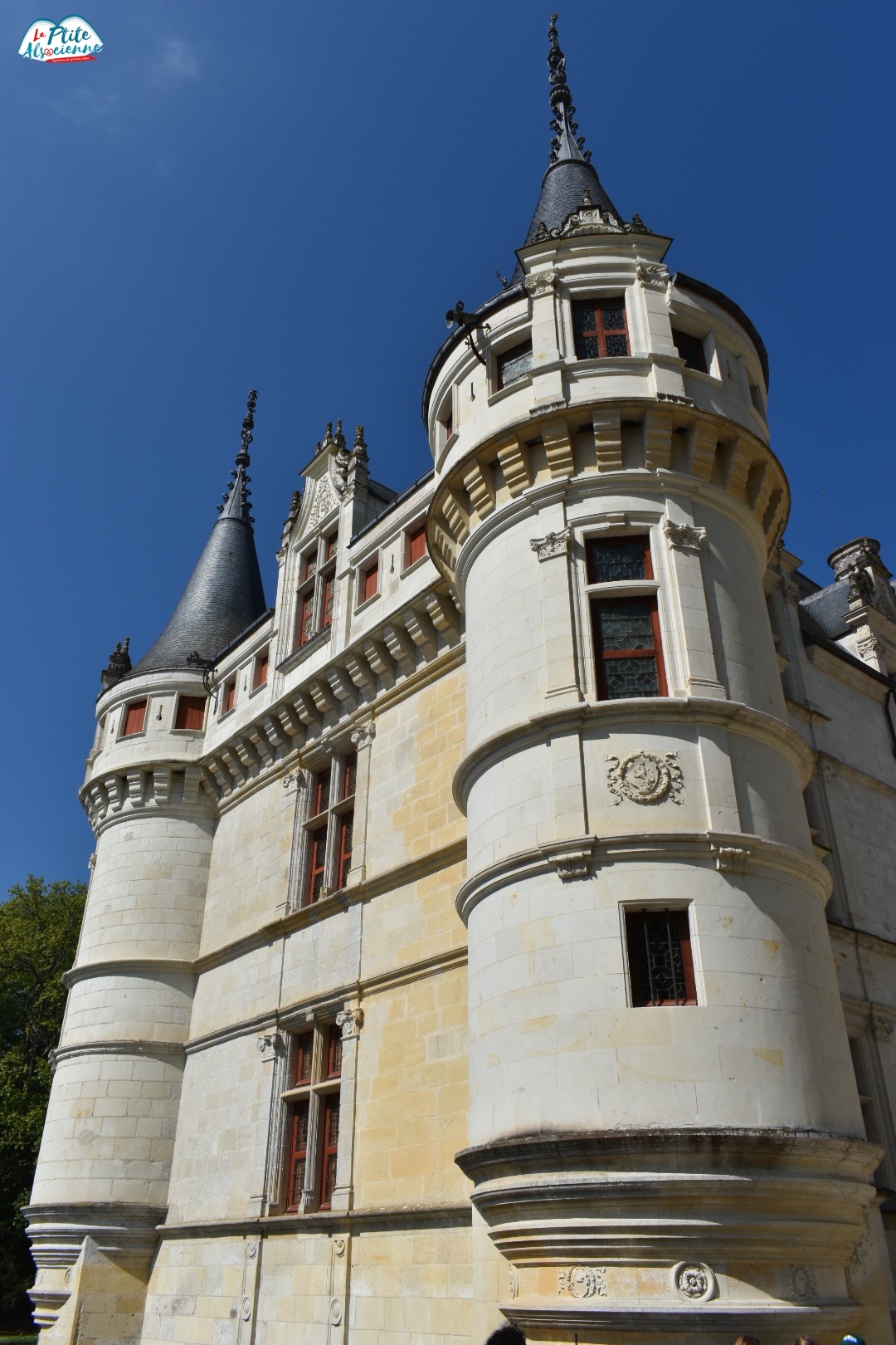 Façade du château d'Azay-Le-Rideau avec des tours