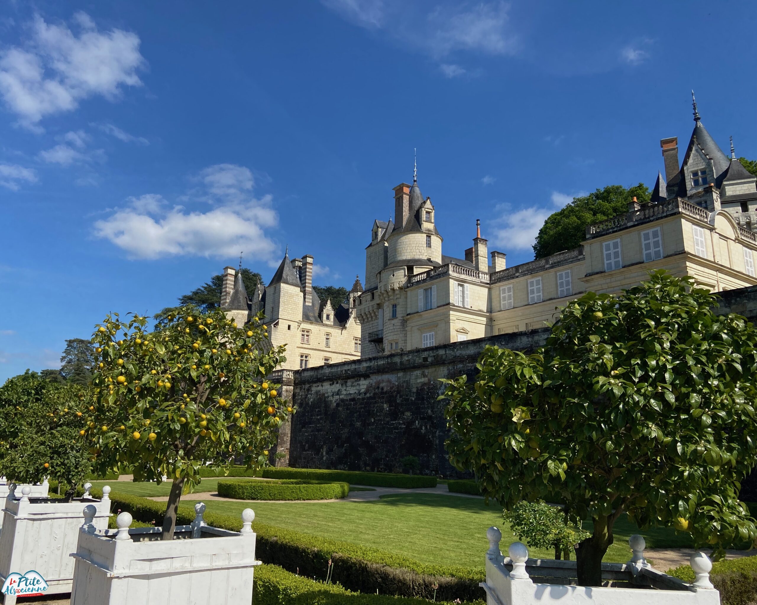 Le Château d'Ussé, depuis son jardin avec ces orangers - Photo by Cendrine Miesch dite LaPtiteAlsacienne - Mai 2024