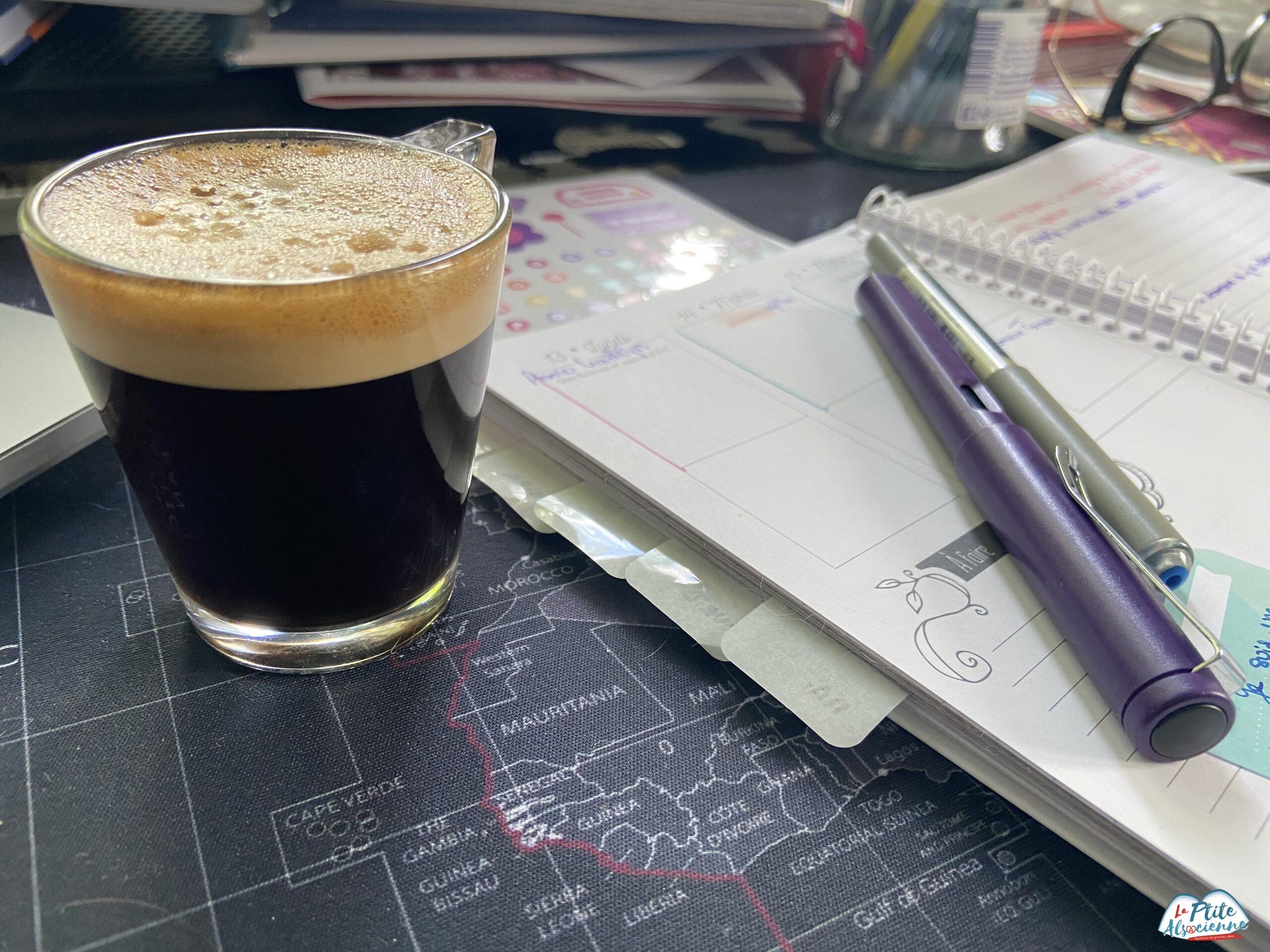 un café, un carnet, un bon stylo, et c'est partir pour une séance d'écriture. Le Journaling