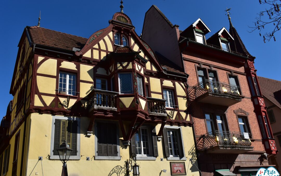 Façade du bar Zum Raben et de la boucherie, Haslach im Kinzigtal en Forêt Noire